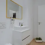 アパート Downtown Terrace Flat With Ac And Patio - Feel Like A Local *