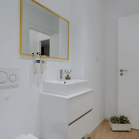 Lejlighed Downtown Terrace Flat With Ac And Patio - Feel Like A Local *