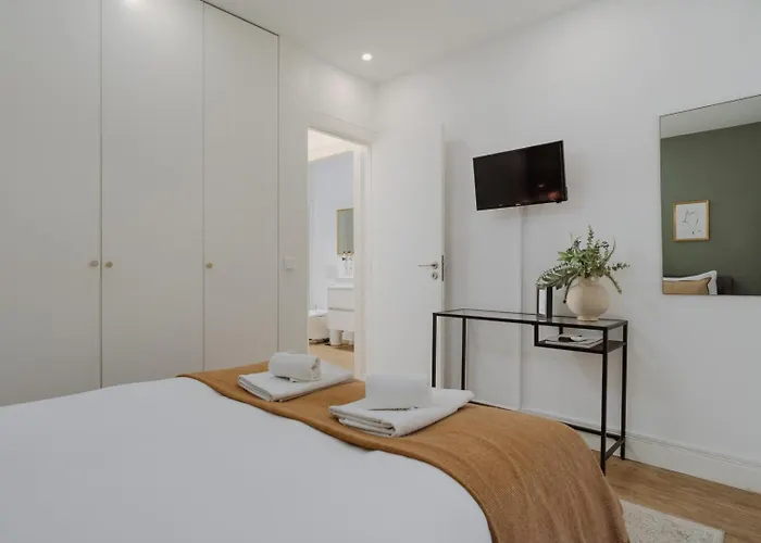 Downtown Terrace Flat With Ac And Patio - Feel Like A Local Apartment *