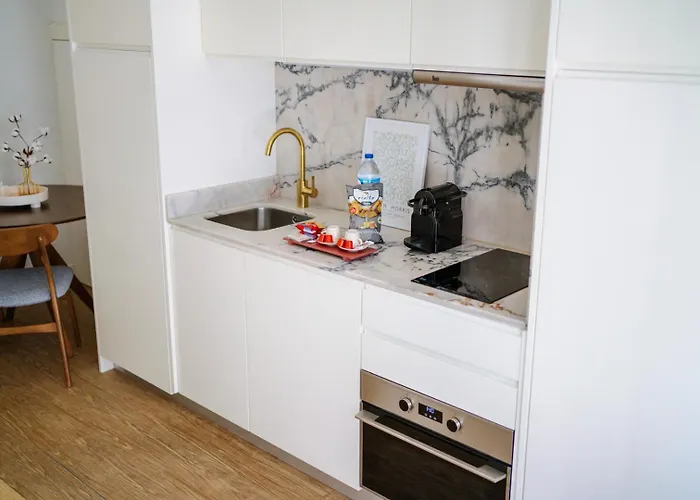 Downtown Terrace Flat With Ac And Patio - Feel Like A Local